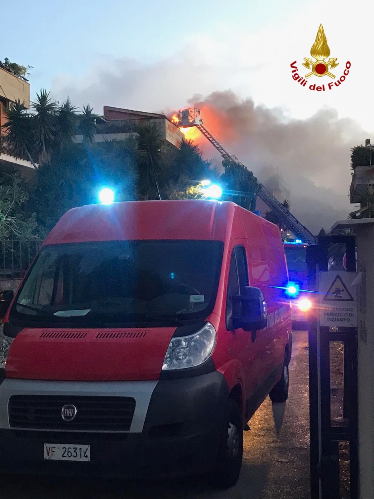 Incendio mortale a Catania, dopo riconoscimento corpo si continua a lavorare