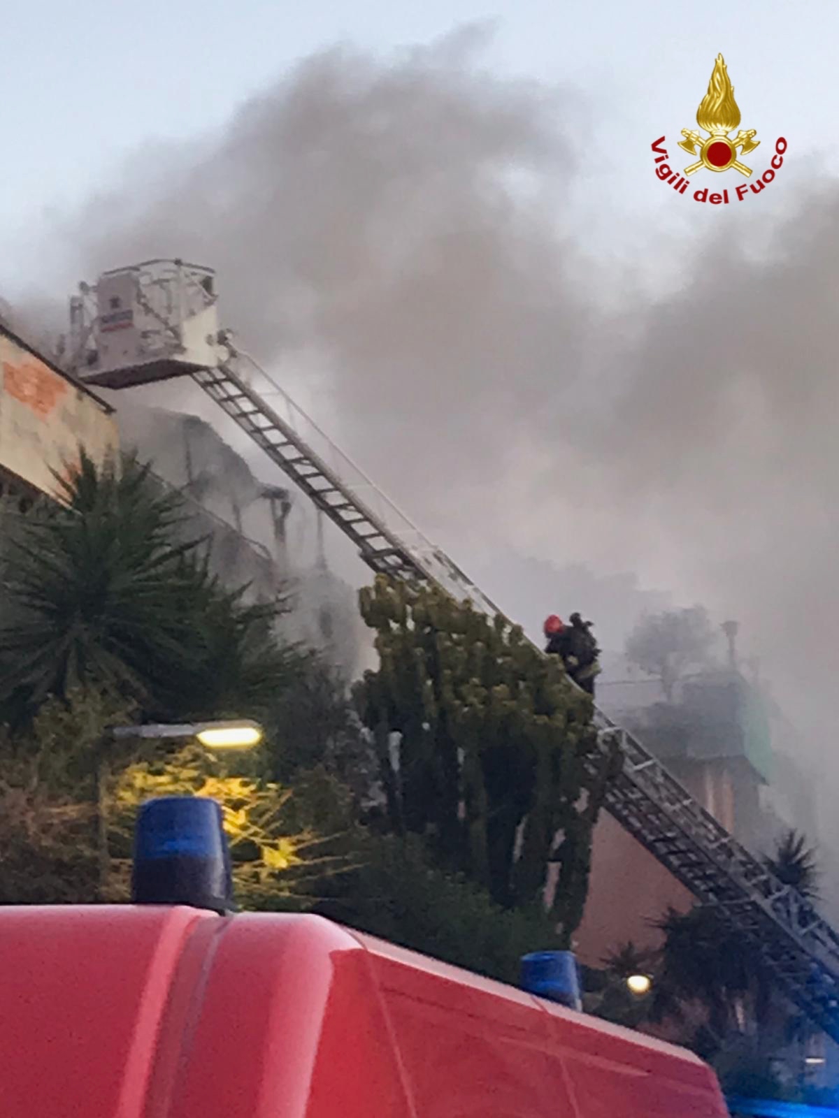 Incendio mortale a Catania, dopo riconoscimento corpo si continua a lavorare