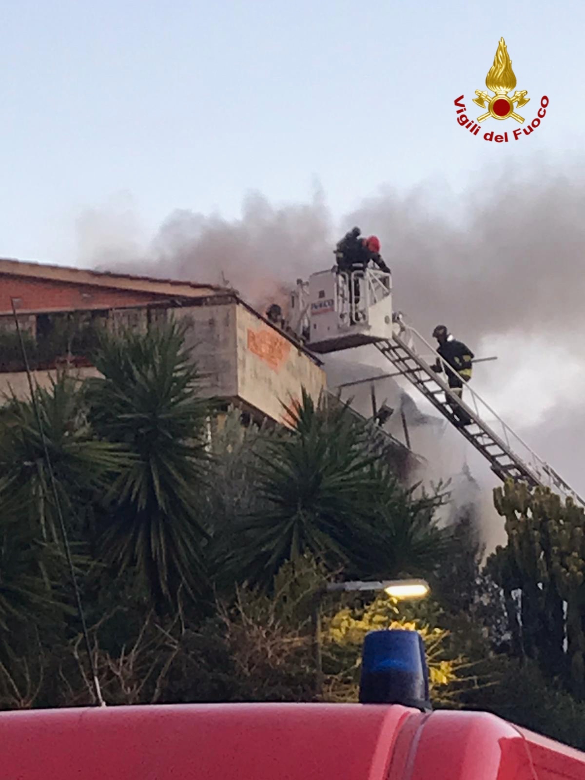 Incendio mortale a Catania, dopo riconoscimento corpo si continua a lavorare