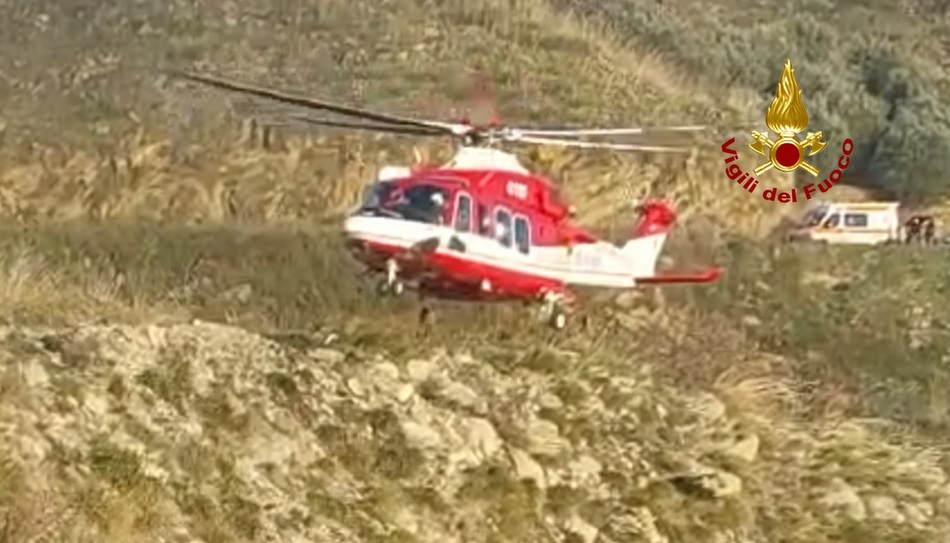 Parapendio precipita nel Messinese: morto 50enne, allieva ferita – VIDEO