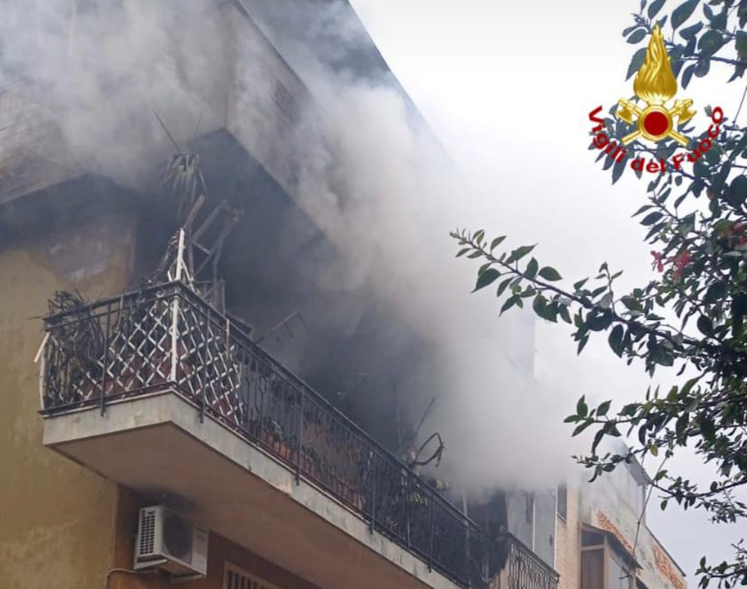 Tragedia a Catania: trovato corpo carbonizzato dopo l’incendio in casa Tragedia a Catania: trovato corpo carbonizzato dopo l’incendio in casa