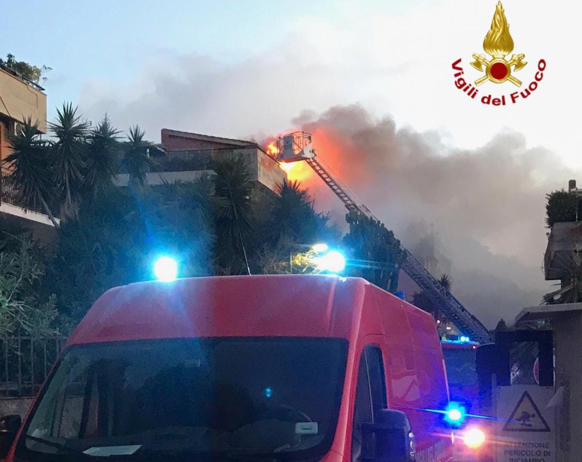 Incendio mortale a Catania, dopo riconoscimento corpo si continua a lavorare