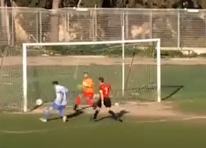 La palla non entra in porta, ma per l’arbitro è gol:  la squadra vince senza segnare – VIDEO