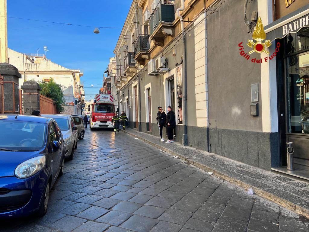 Catania, crolla solaio in un vecchio edificio: tragedia sfiorata in via Merlo