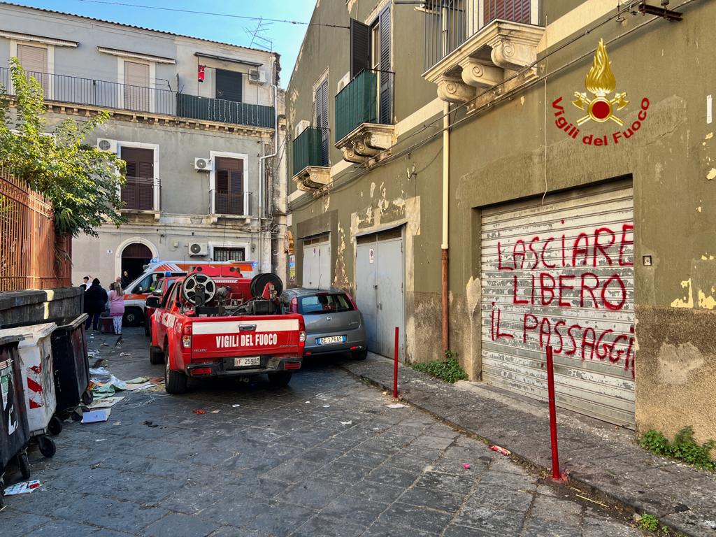 Catania, crolla solaio in un vecchio edificio: tragedia sfiorata in via Merlo