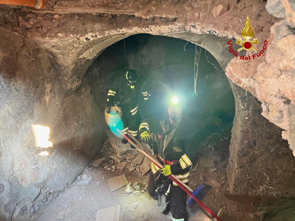 Catania, crolla solaio in un vecchio edificio: tragedia sfiorata in via Merlo