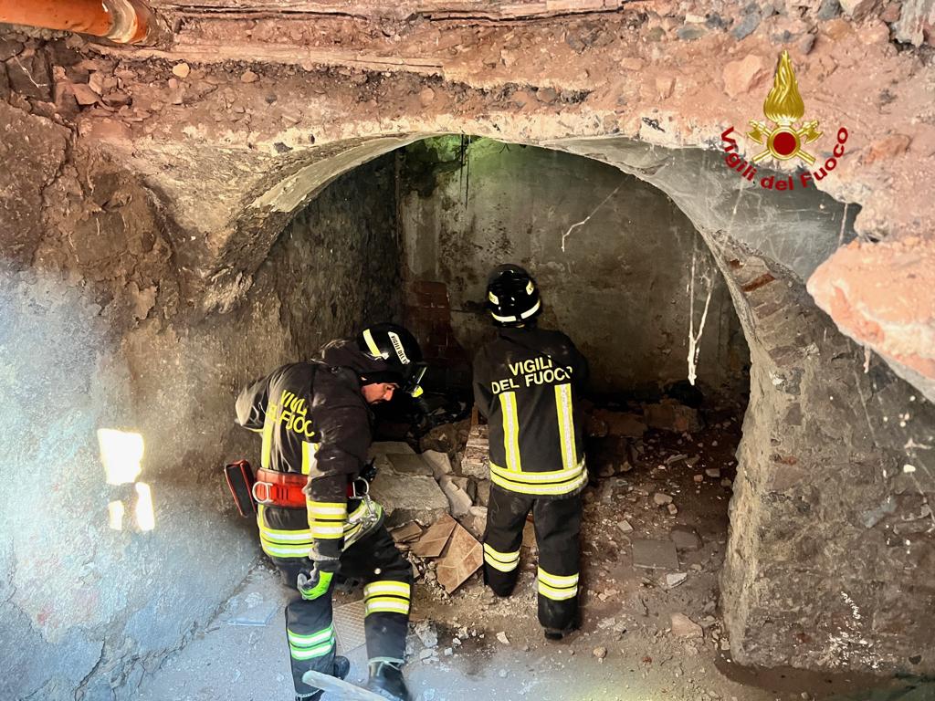 Catania, crolla solaio in un vecchio edificio: tragedia sfiorata in via Merlo