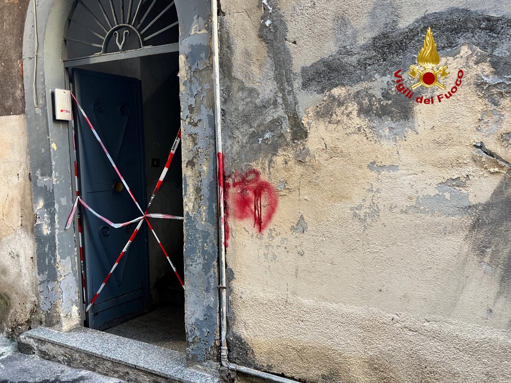 Catania, crolla solaio in un vecchio edificio: tragedia sfiorata in via Merlo