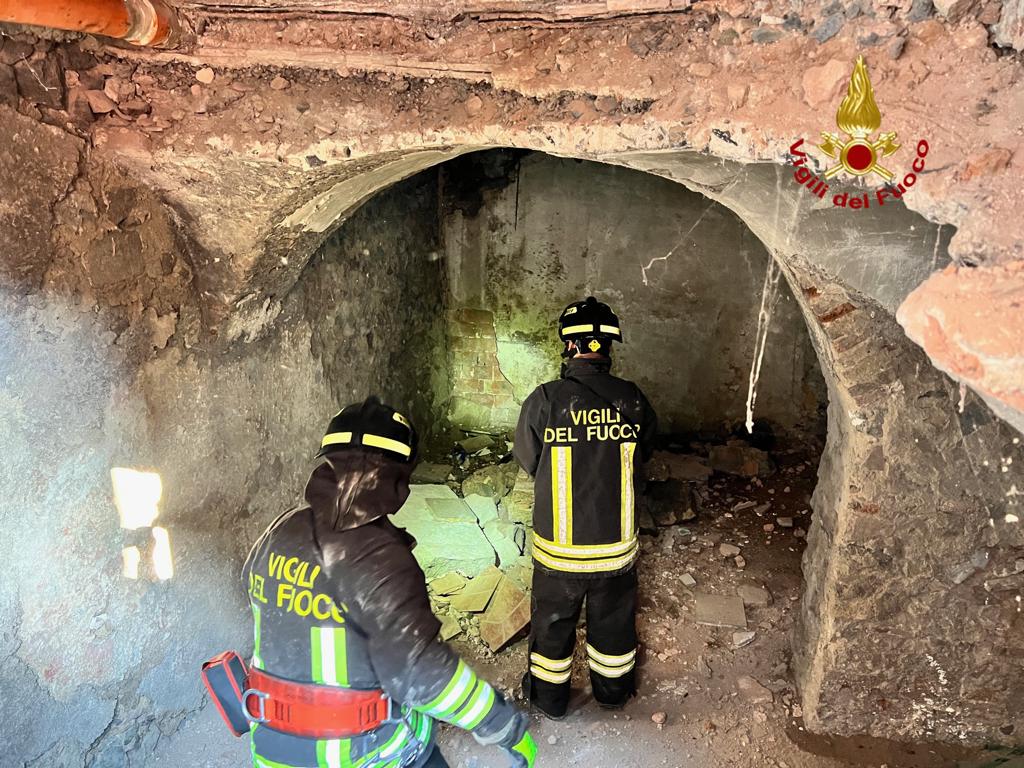 Catania, crolla solaio in un vecchio edificio: tragedia sfiorata in via Merlo