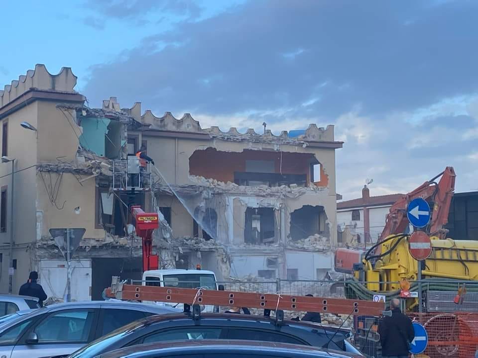 Demolito l’edificio del “Jhonnie Walker”, luogo simbolo di Carini – le Foto