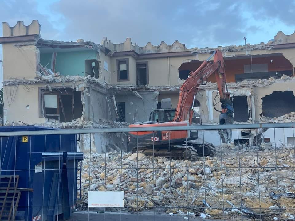 Demolito l’edificio del “Jhonnie Walker”, luogo simbolo di Carini – le Foto