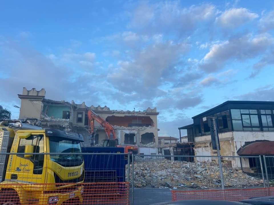 Demolito l’edificio del “Jhonnie Walker”, luogo simbolo di Carini – le Foto