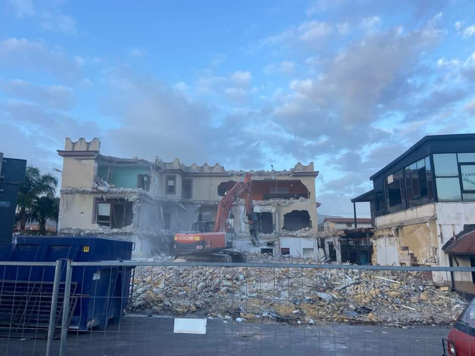 Demolito l’edificio del “Jhonnie Walker”, luogo simbolo di Carini – le Foto