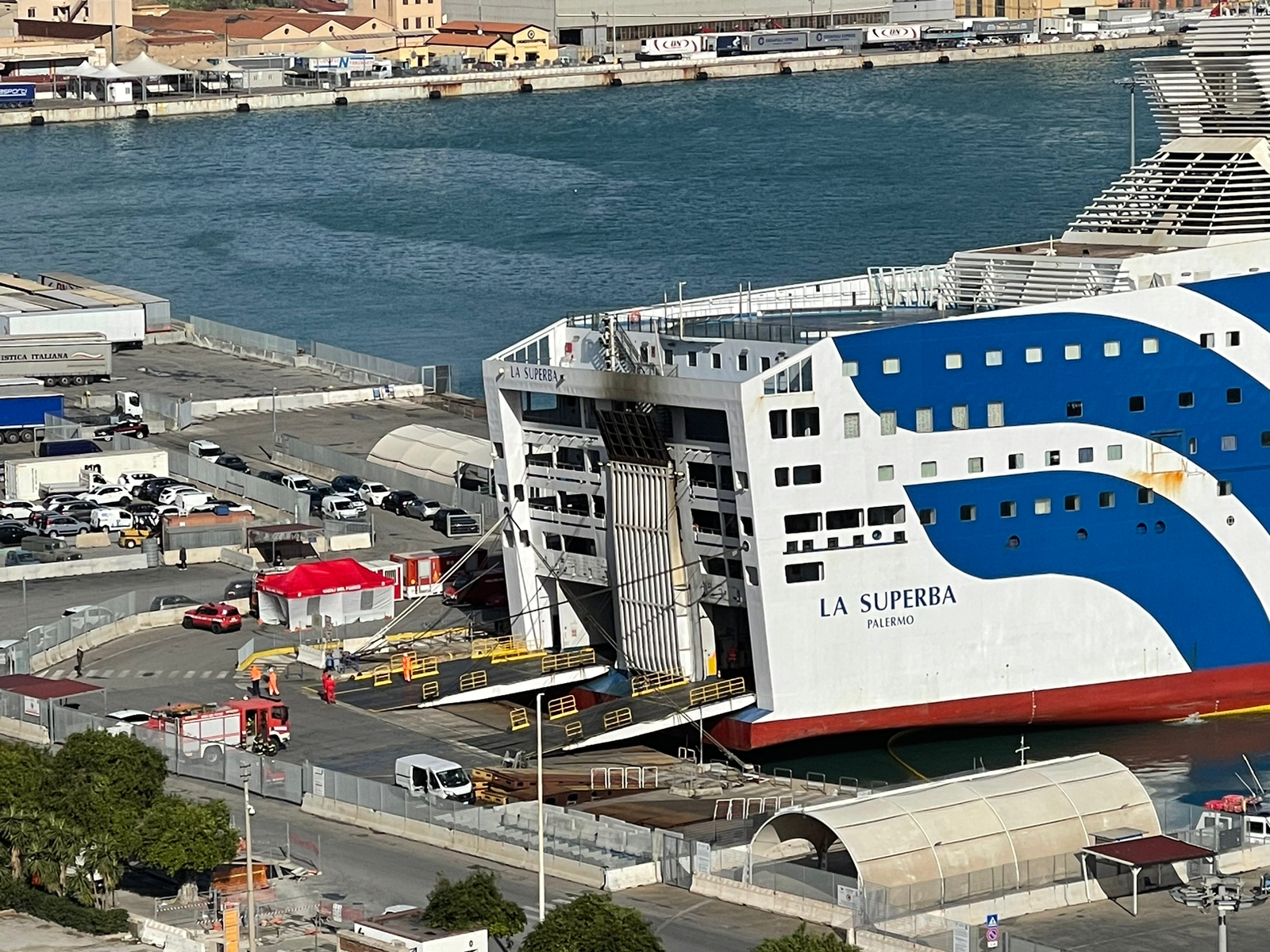 Palermo, incendio ancora attivo sul traghetto che rischia di inclinarsi: la situazione oggi