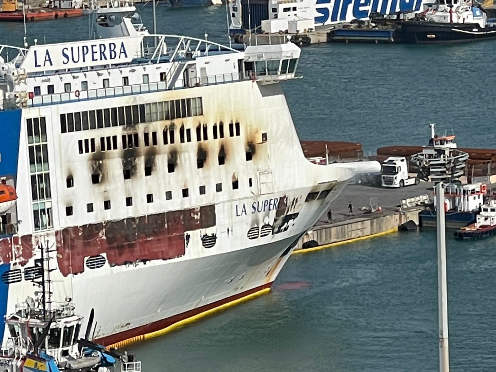 Palermo, incendio ancora attivo sul traghetto che rischia di inclinarsi: la situazione oggi