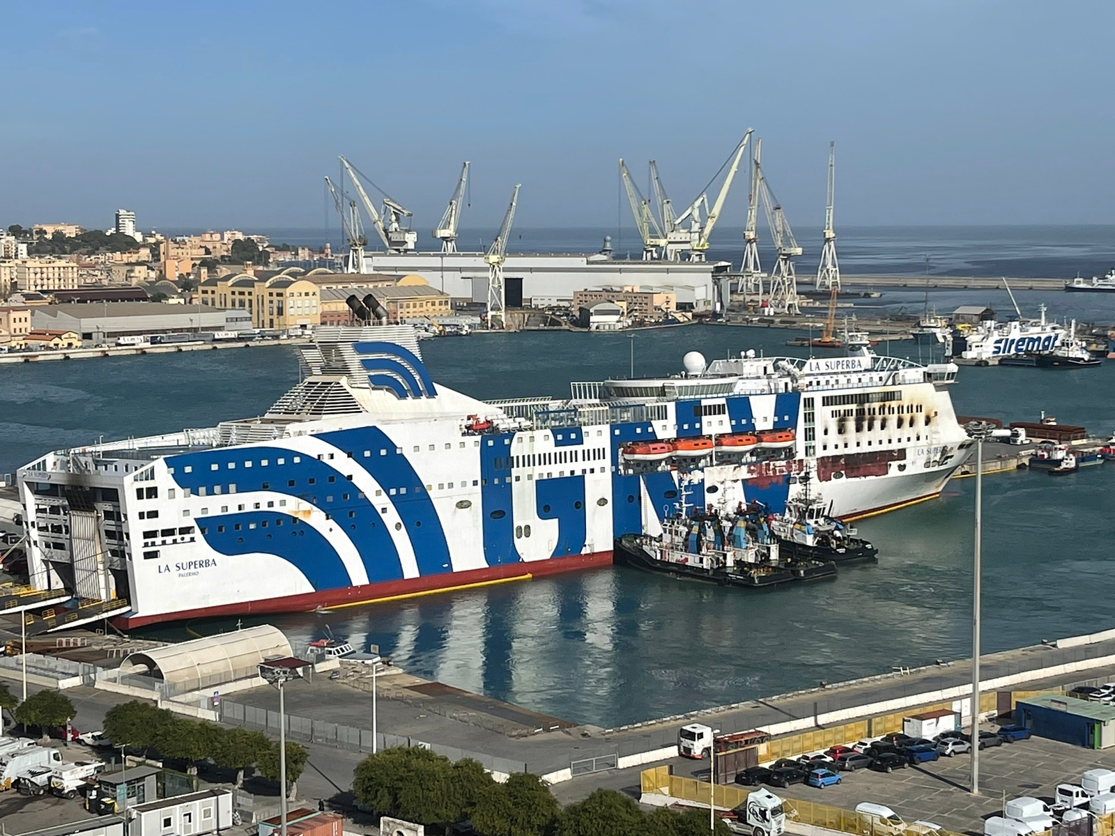 Palermo, incendio ancora attivo sul traghetto che rischia di inclinarsi: la situazione oggi