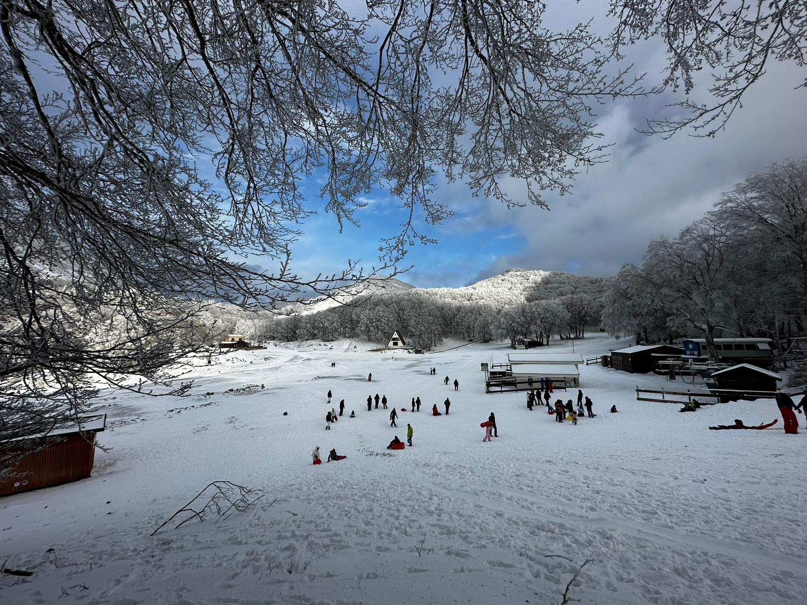 Neve e divertimento a Piano Battaglia: da domani si potrà anche sciare