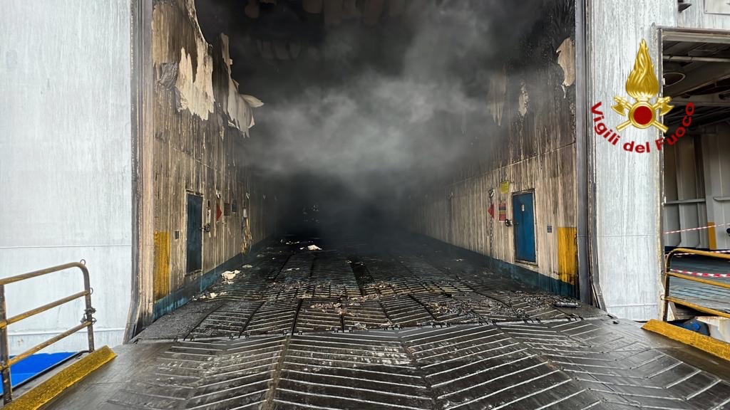 Incendio traghetto nel porto di Palermo, si spengono gli ultimi focolai – Foto Incendio traghetto nel porto di Palermo, si spengono gli ultimi focolai – Foto