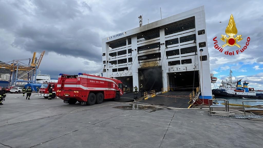 Incendio traghetto nel porto di Palermo, si spengono gli ultimi focolai – Foto Incendio traghetto nel porto di Palermo, si spengono gli ultimi focolai – Foto