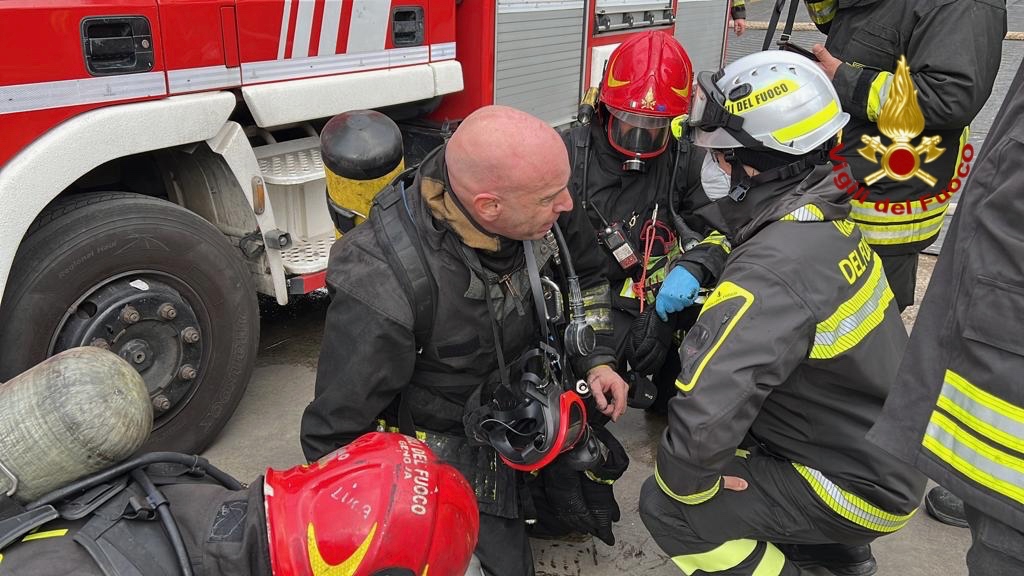 Incendio traghetto nel porto di Palermo, si spengono gli ultimi focolai – Foto Incendio traghetto nel porto di Palermo, si spengono gli ultimi focolai – Foto