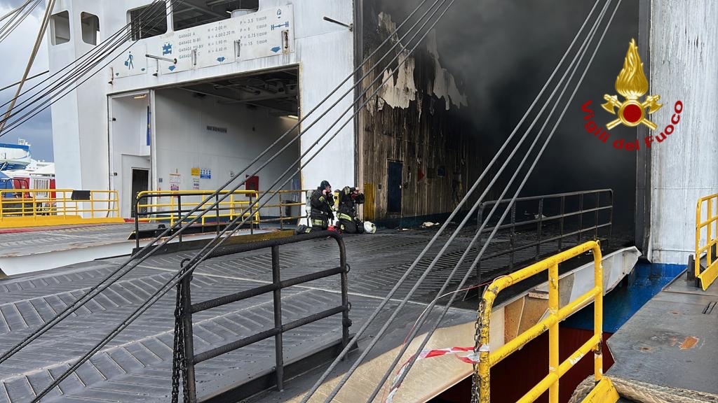 Incendio traghetto nel porto di Palermo, si spengono gli ultimi focolai – Foto Incendio traghetto nel porto di Palermo, si spengono gli ultimi focolai – Foto