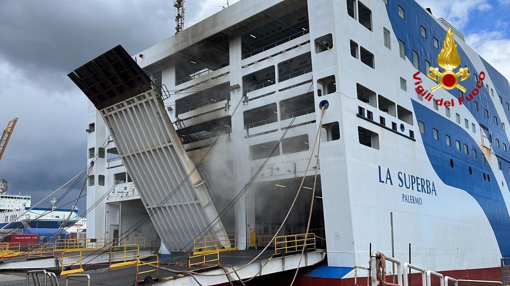 Incendio traghetto nel porto di Palermo, si spengono gli ultimi focolai – Foto Incendio traghetto nel porto di Palermo, si spengono gli ultimi focolai – Foto
