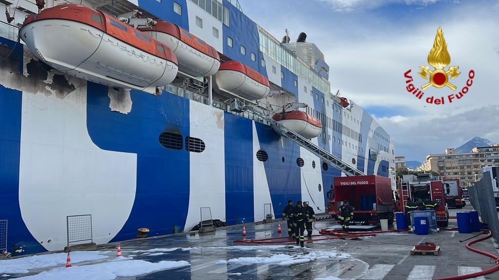 Incendio traghetto nel porto di Palermo, si spengono gli ultimi focolai – Foto Incendio traghetto nel porto di Palermo, si spengono gli ultimi focolai – Foto