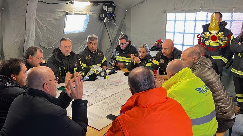 Incendio traghetto nel porto di Palermo, si spengono gli ultimi focolai – Foto Incendio traghetto nel porto di Palermo, si spengono gli ultimi focolai – Foto