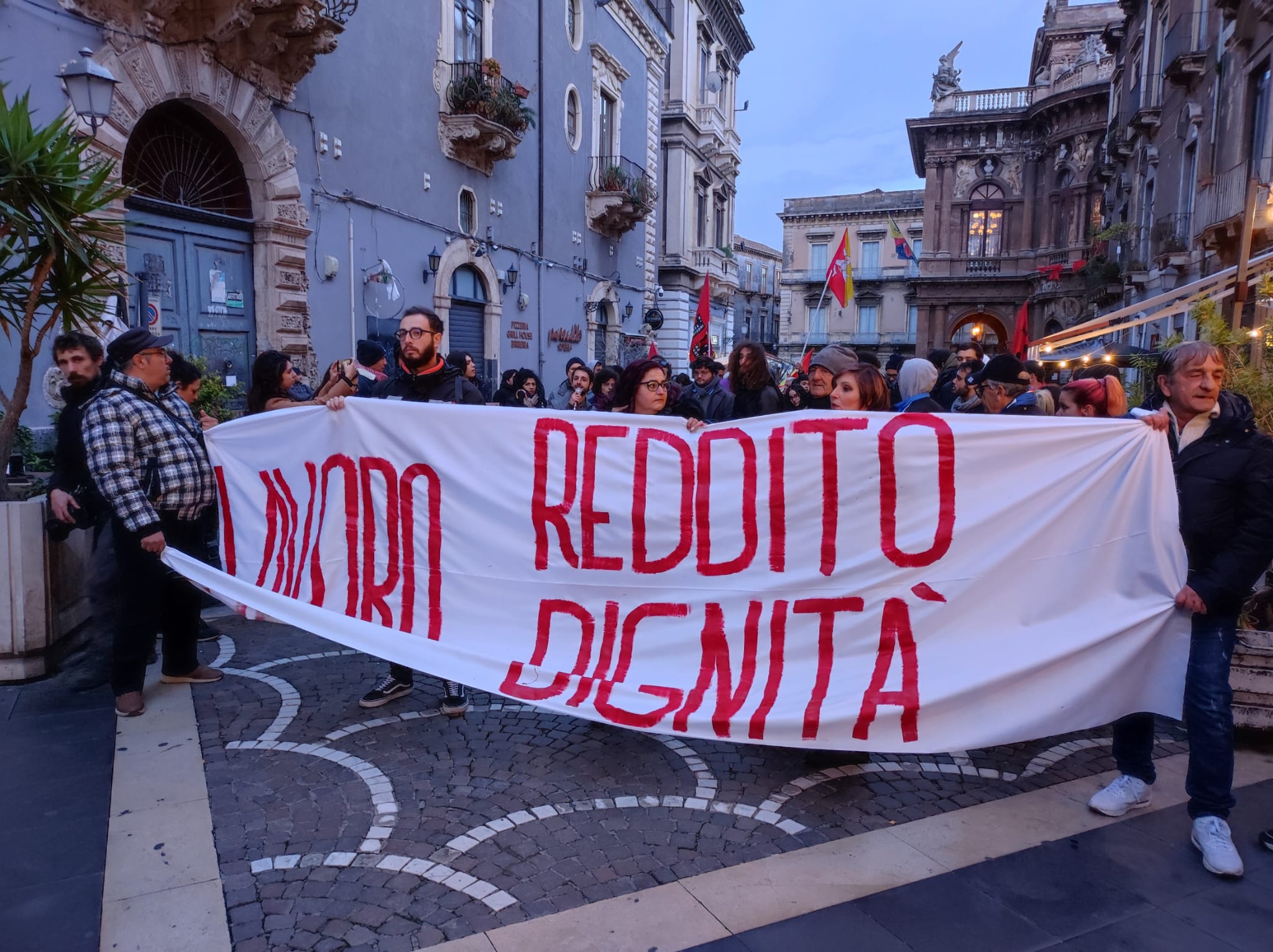 Reddito di Cittadinanza, la protesta a Catania: “Non abolitelo, si metta lavoro al centro” – FOTO e VIDEO