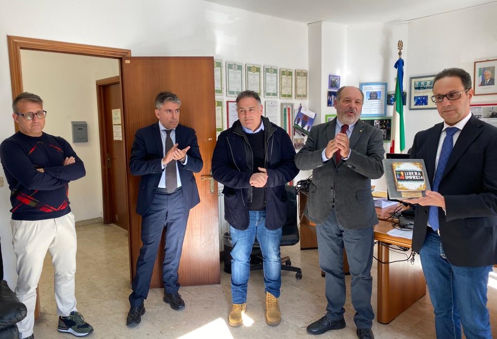 Adrano, arrestò un importante pregiudicato: Antiracket premia vice questore