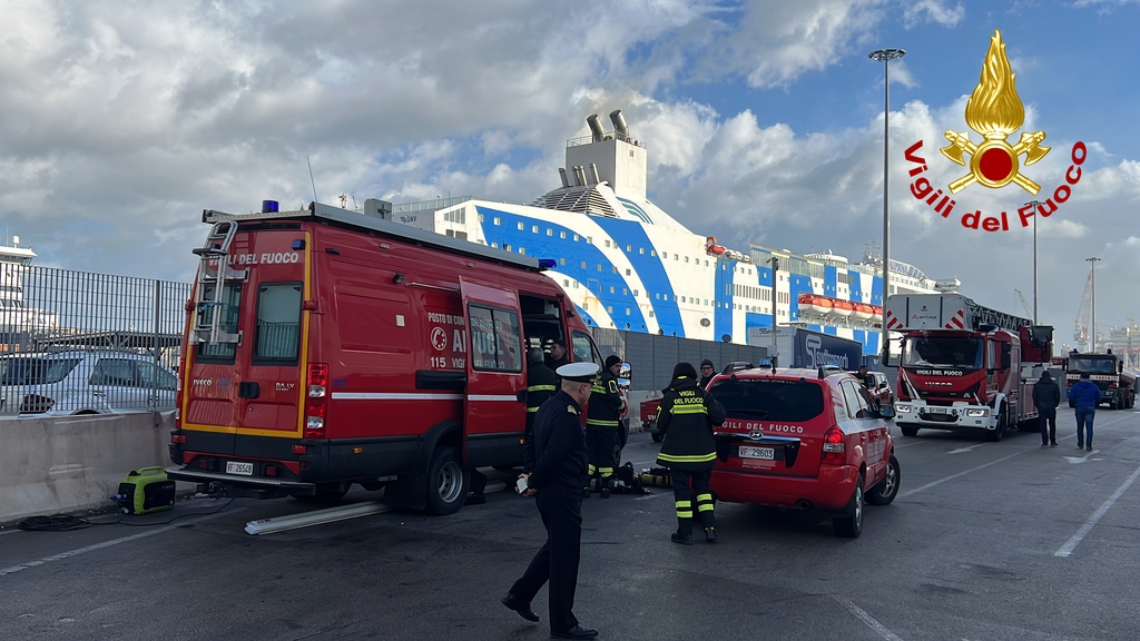 Palermo, incendio ancora attivo sul traghetto che rischia di inclinarsi: la situazione oggi