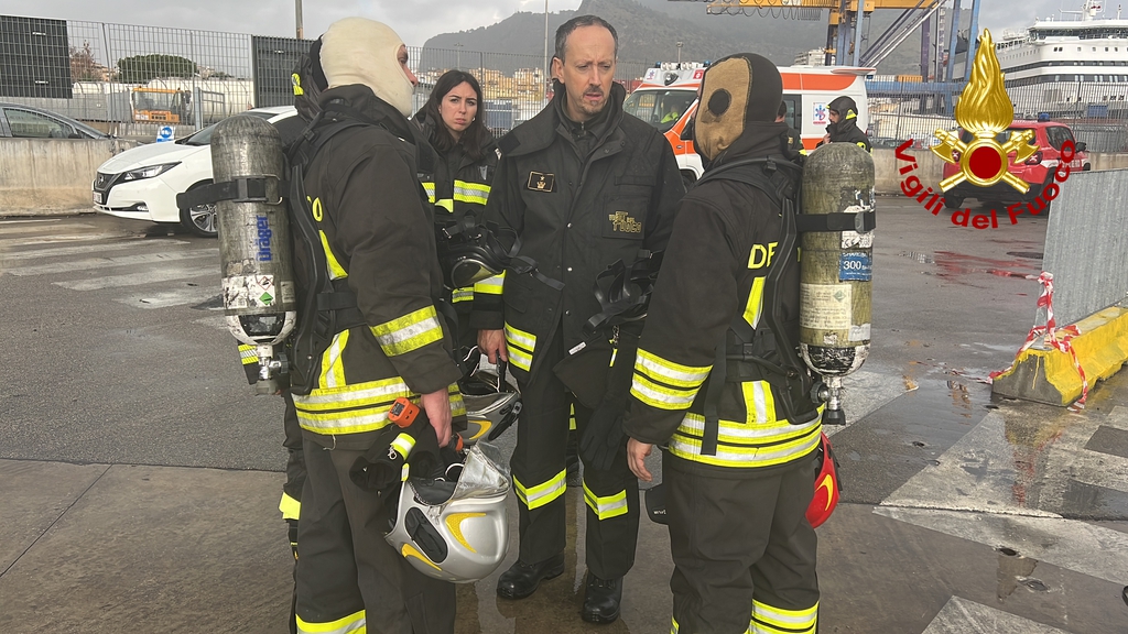 Incendio traghetto nel porto di Palermo, le immagini dal drone dei vigili del fuoco