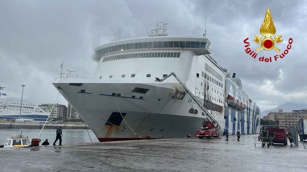 Palermo, incendio ancora attivo sul traghetto che rischia di inclinarsi: la situazione oggi
