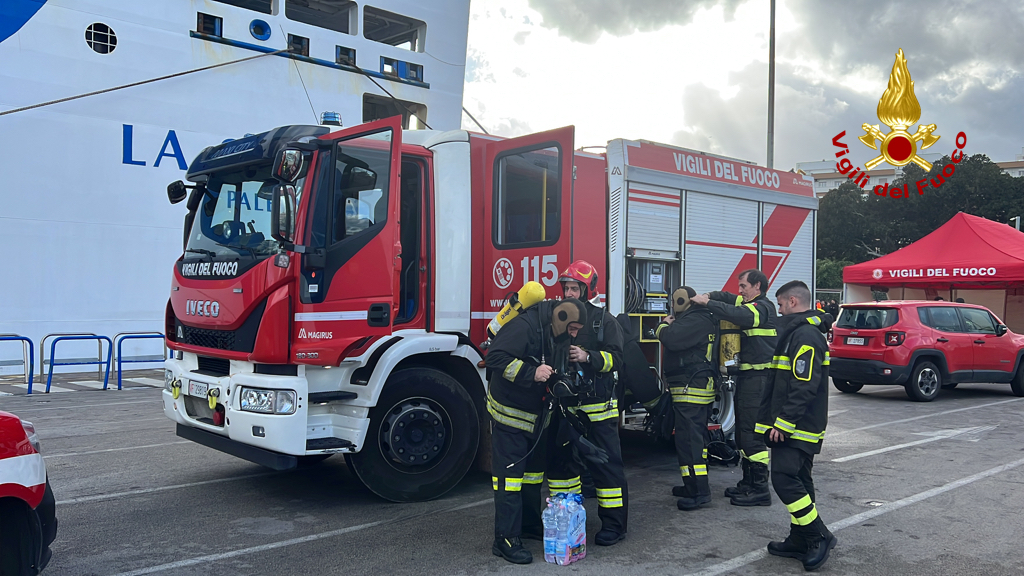 Palermo, incendio ancora attivo sul traghetto che rischia di inclinarsi: la situazione oggi