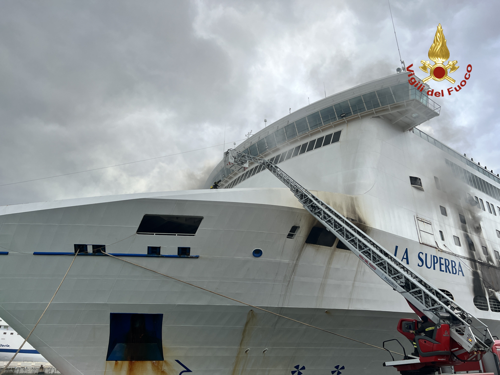 Palermo, incendio ancora attivo sul traghetto che rischia di inclinarsi: la situazione oggi
