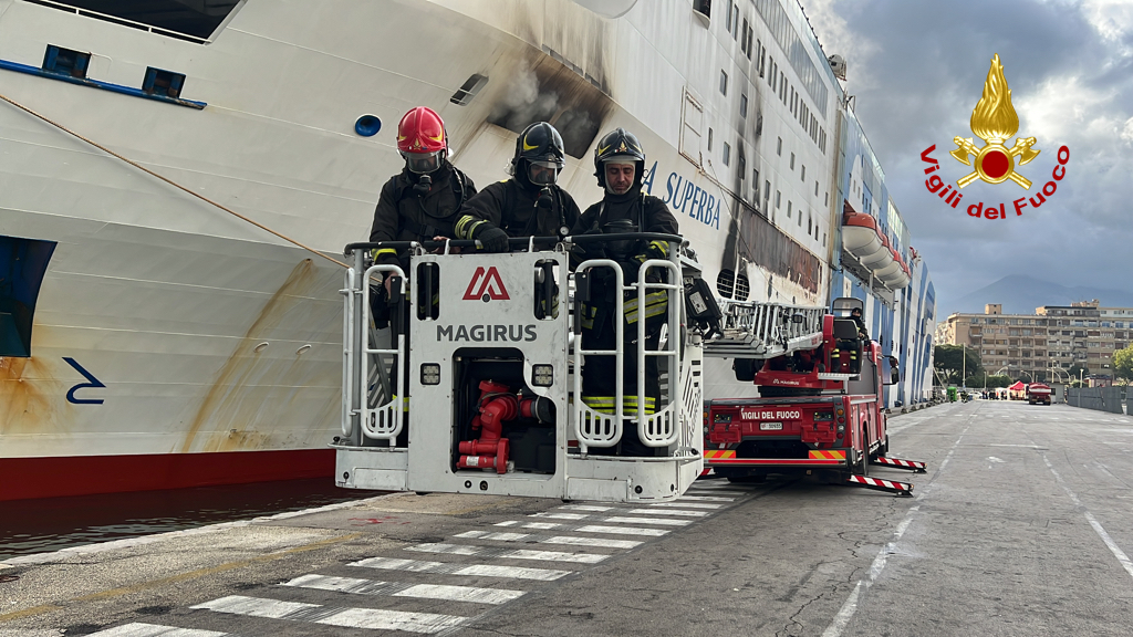 Palermo, incendio ancora attivo sul traghetto che rischia di inclinarsi: la situazione oggi