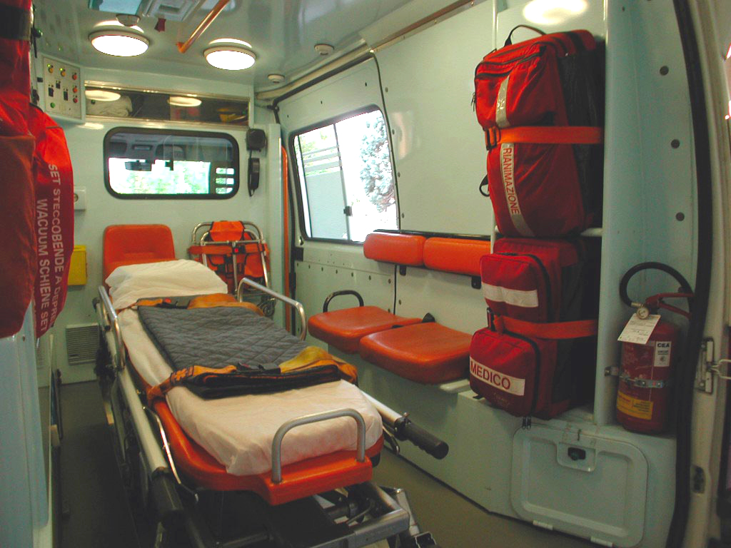 Si schianta con lo scooter su auto in sosta: 32enne morto sul colpo