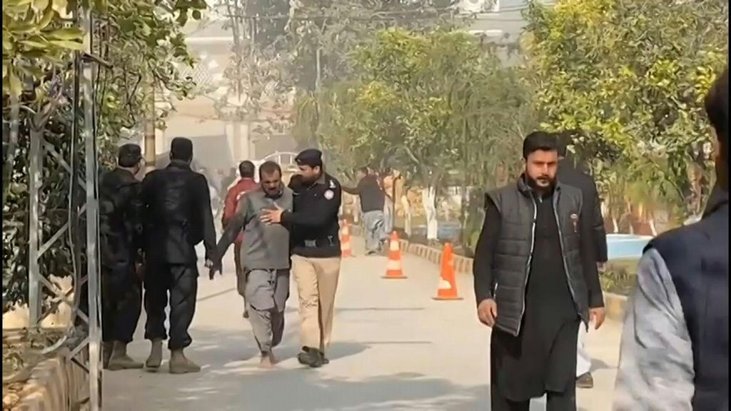 Pakistan, attentato suicida alla moschea di Peshawar: decine di morti e feriti