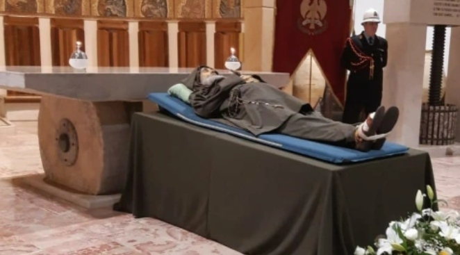 Missione di Biagio Conte invasa da fedeli. I Fratelli: “No fiori ma opere di bene”