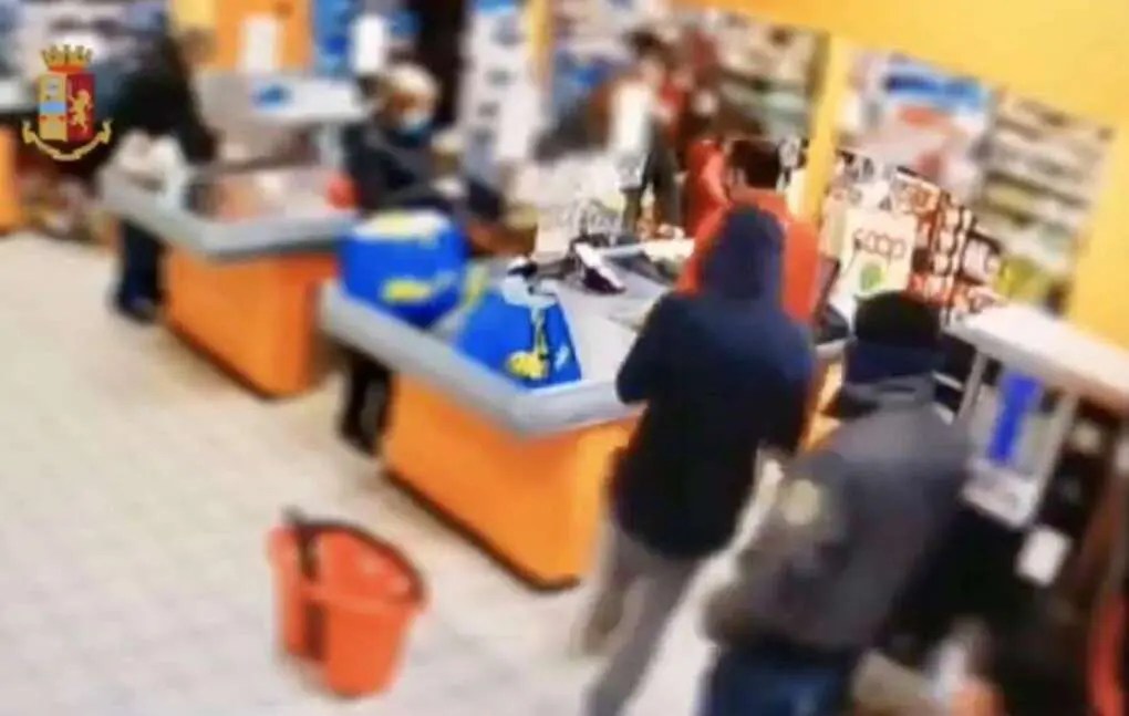 Due minori rapinano un minimarket: cassiere preso a sassate