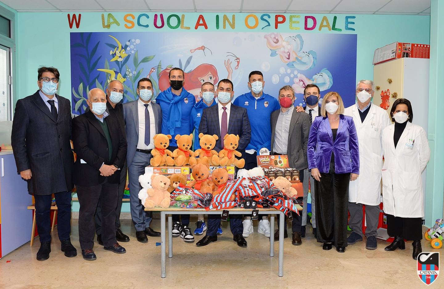 Ospedale di Nesima, calciatori del Catania portano doni a bimbi per l’Epifania