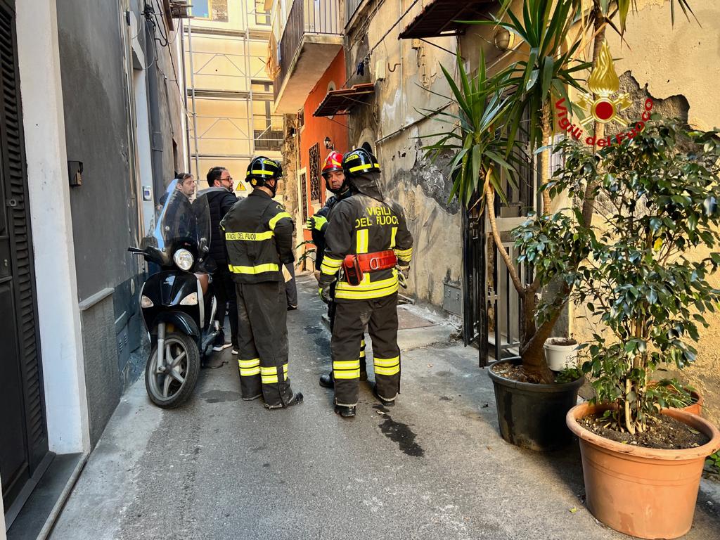 Catania, crolla solaio in un vecchio edificio: tragedia sfiorata in via Merlo