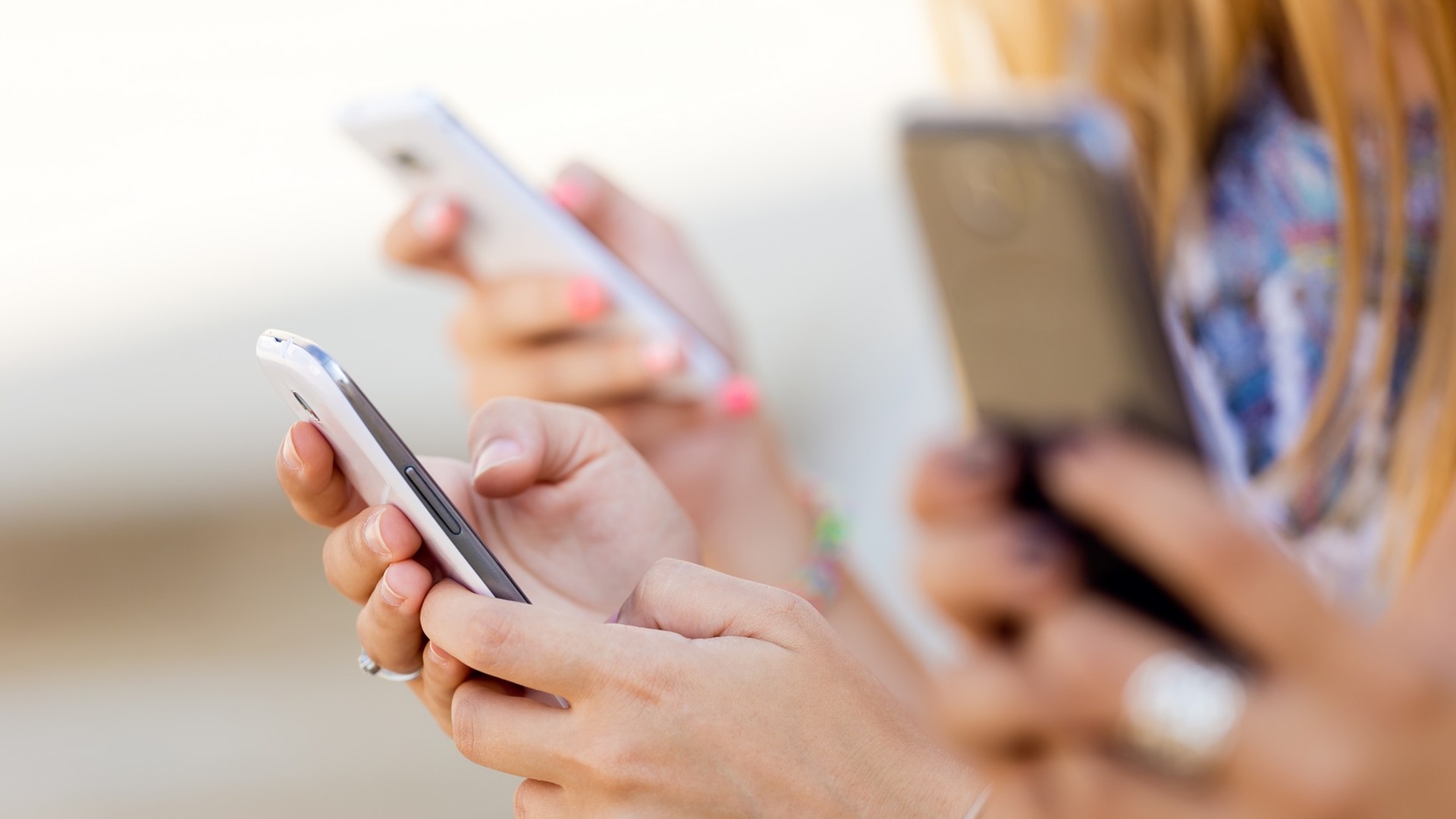 Flirta online per anni con il “fidanzato”: scopre che è donna e la fa condannare