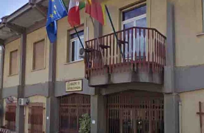 Messina Denaro: sit-in a Campobello, sindaco “Istituzioni e cittadini insieme contro mafia”