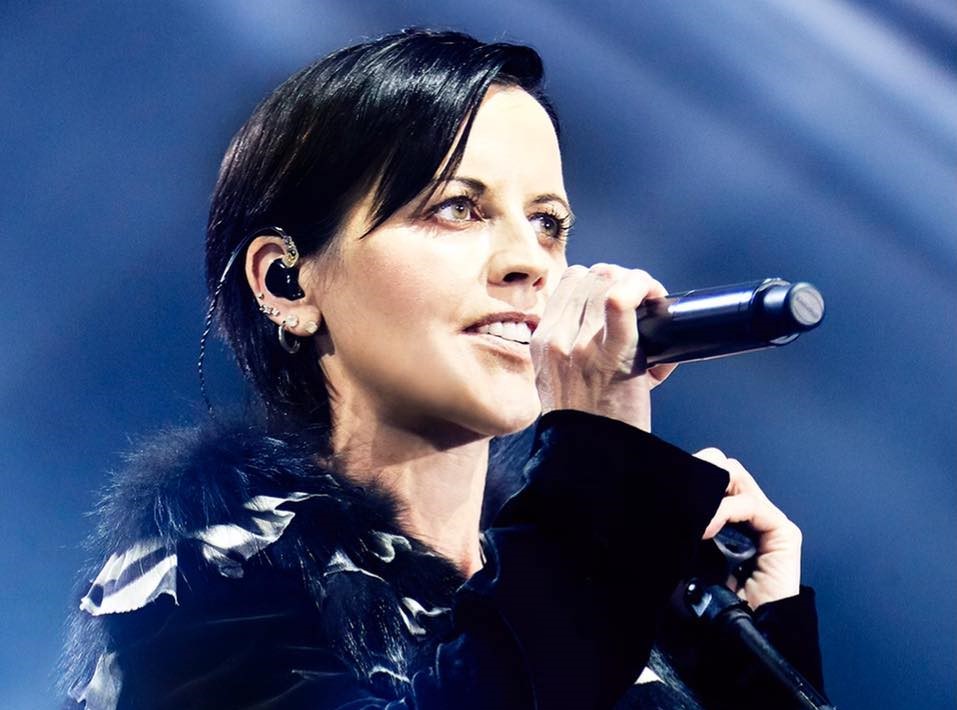 Come è morta Dolores O’Riordan dei Cranberries: 5 anni fa il tragico addio