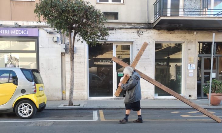 Siracusa, donna trascina una croce di legno in strada: la foto è virale