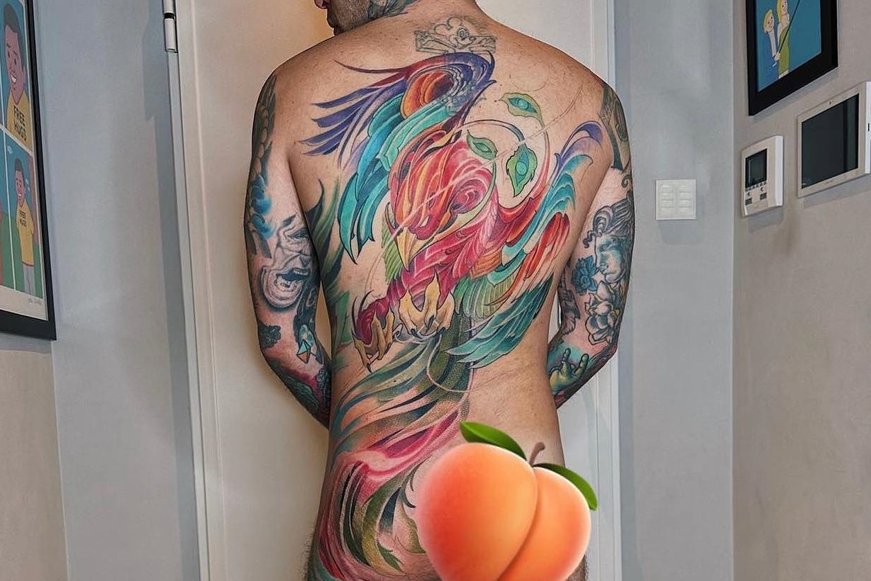 Fedez nudo sui social mostra il nuovo tatuaggio: significato, a chi è dedicato