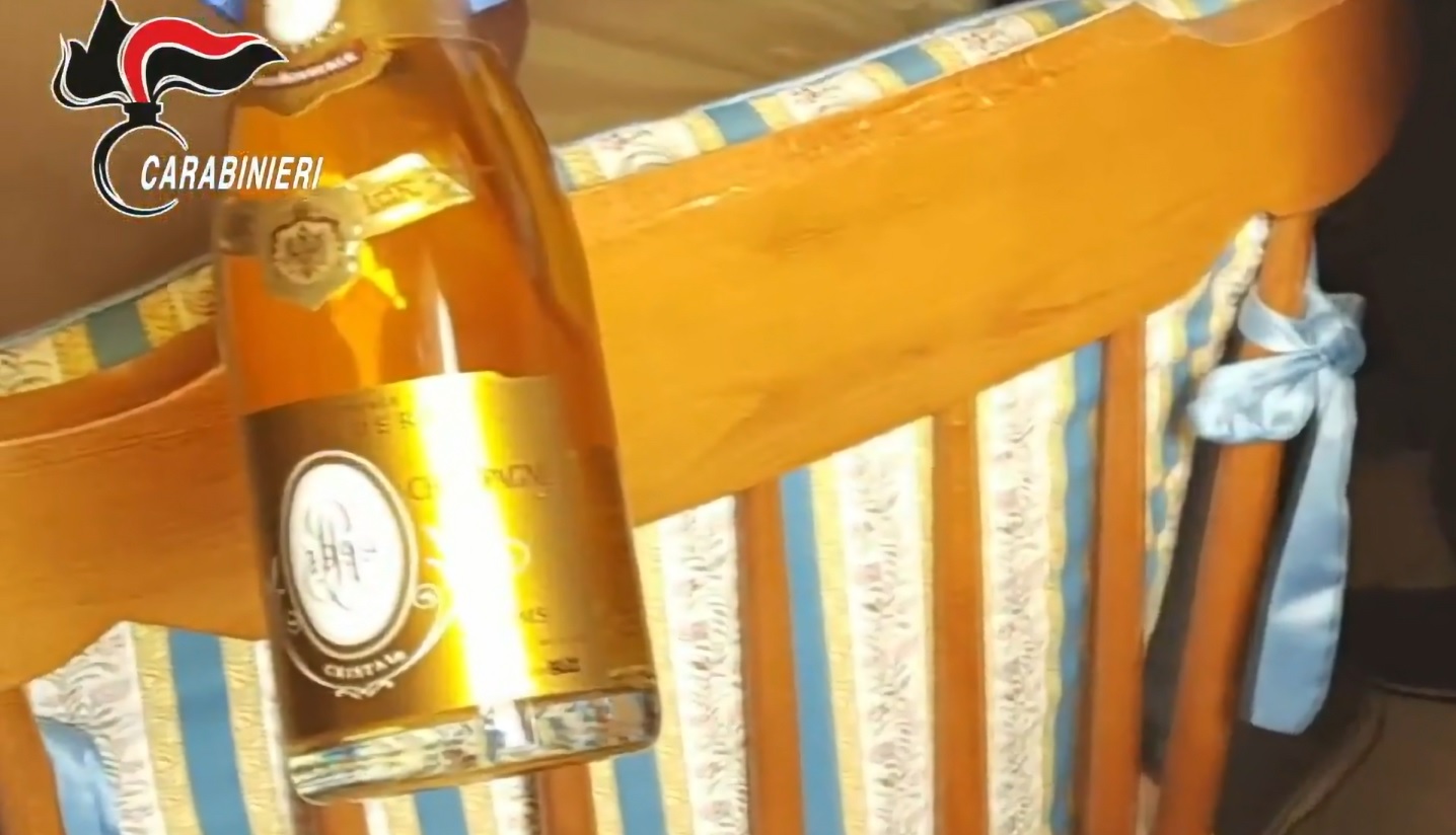 Galleria foto 'Nella casa di Matteo Messina Denaro: trovati i suoi storici RayBan e bottiglie di champagne' - foto 1