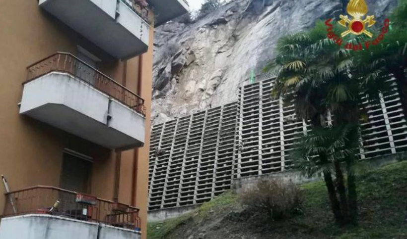 Frana da un costone roccioso, evacuate undici famiglie