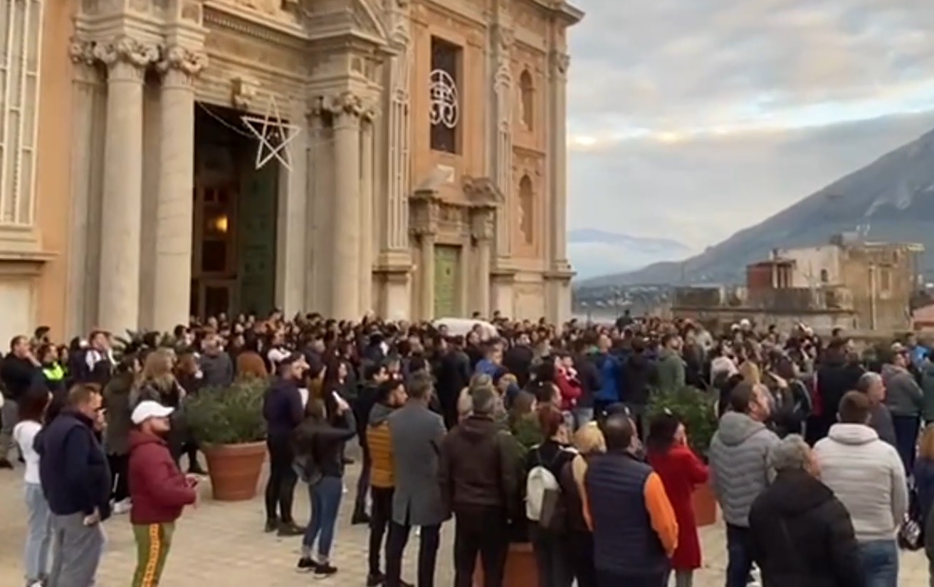 I funerali della piccola Patrizia: folla commossa a Termini Imerese – Video
